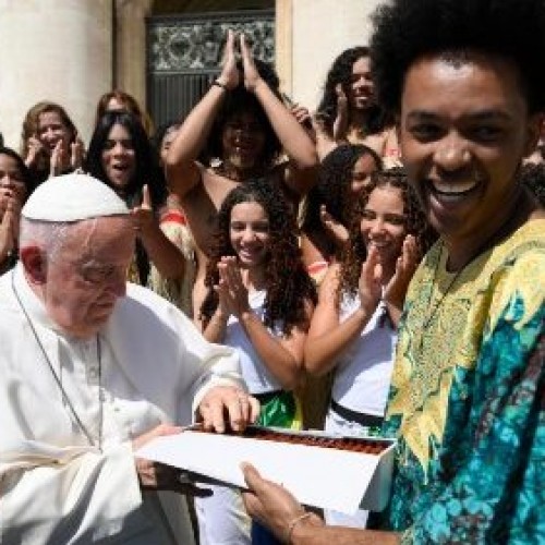 O Brasil encanta o Papa na Audiência Geral com dança e capoeira